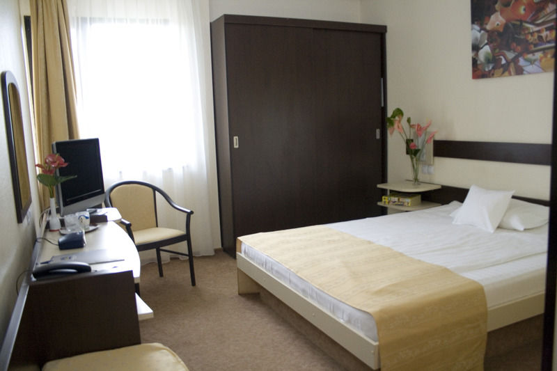 Hotel Rapsodia City Center Botosani Exterior photo