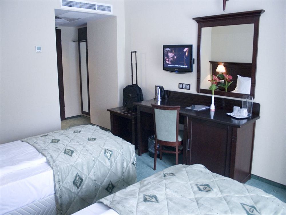 Hotel Rapsodia City Center Botosani Exterior photo