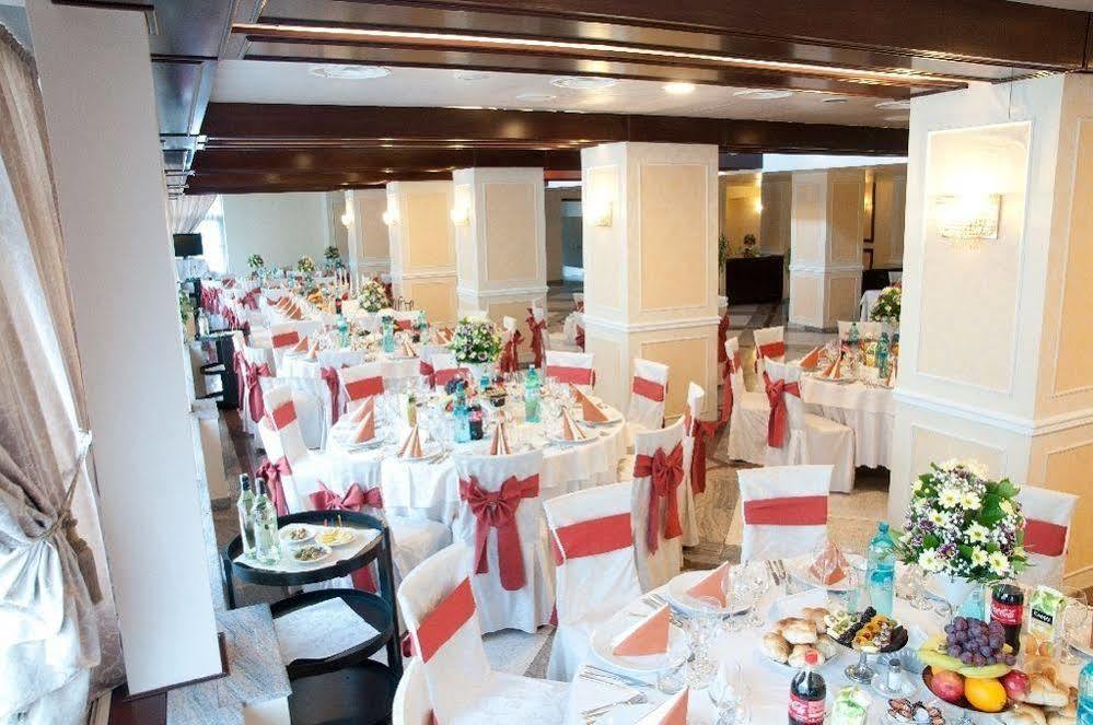 Hotel Rapsodia City Center Botosani Exterior photo