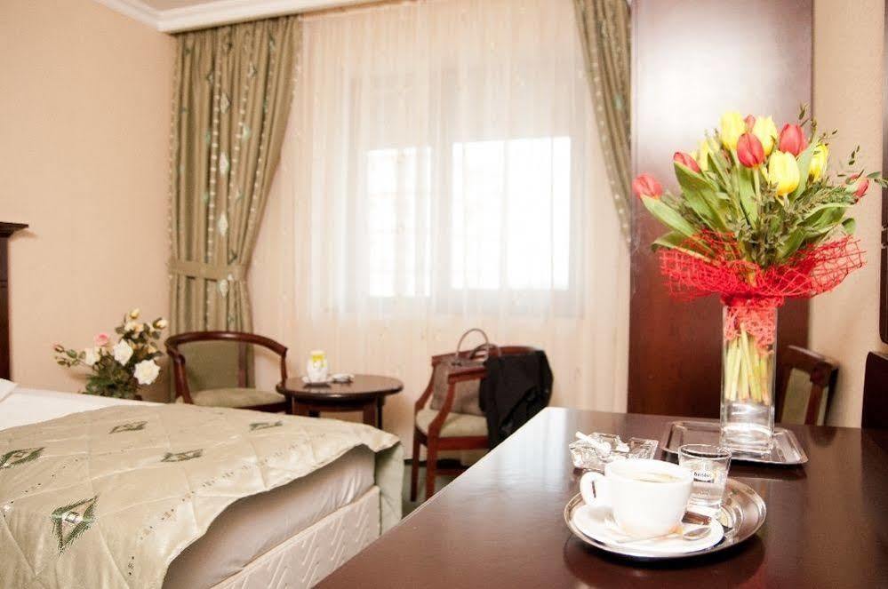 Hotel Rapsodia City Center Botosani Exterior photo